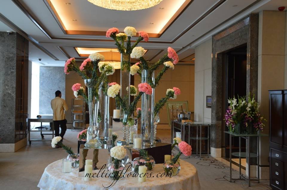 flower and wood table arrangement | Wedding Decorations, Flower