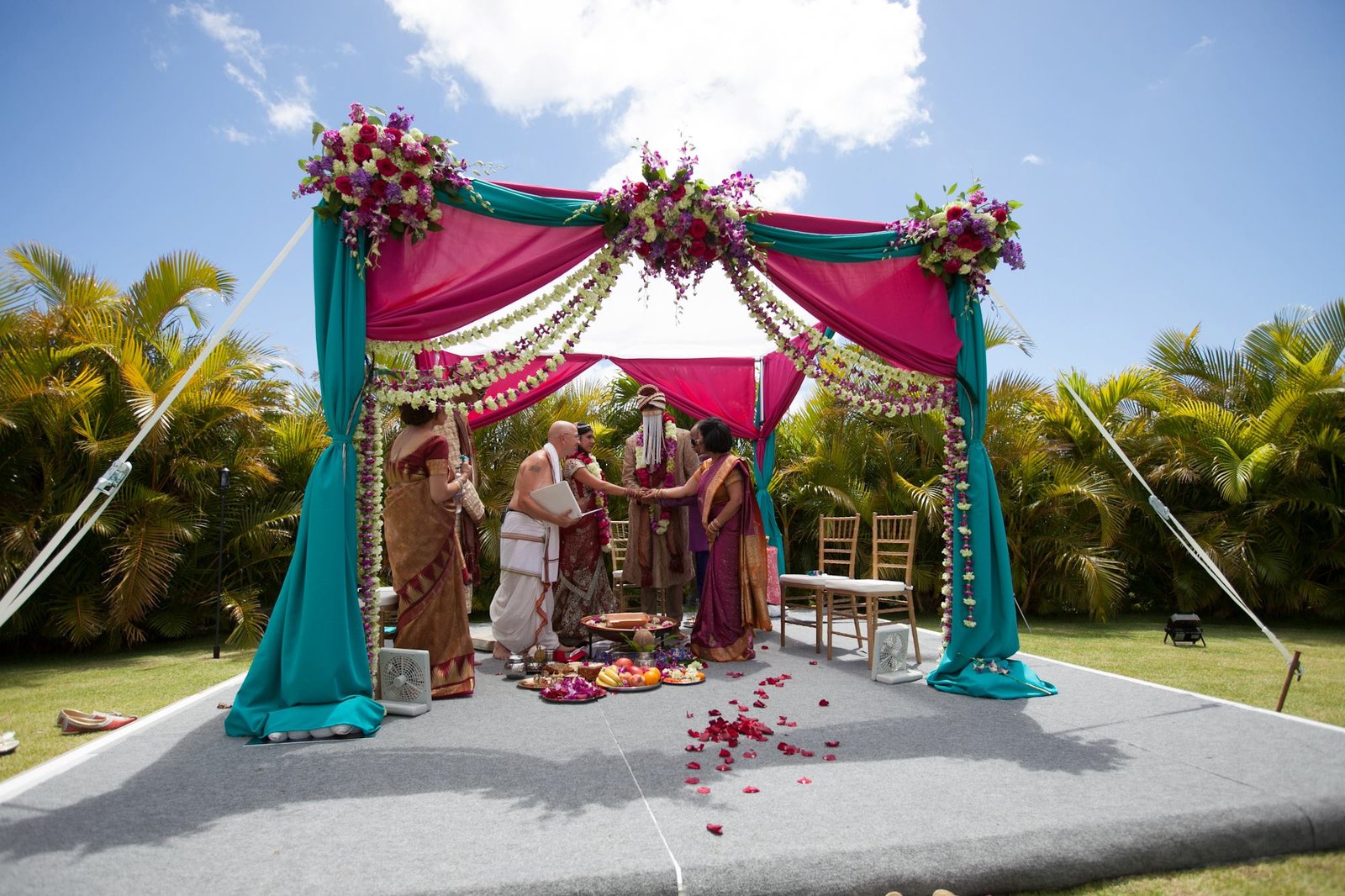 6 Astounding Tropical Wedding Adornments