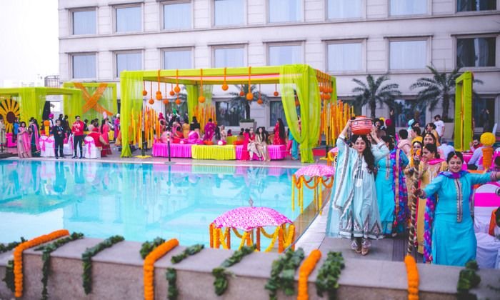 Lively Decoration Ideas For A Wedding By The Pool Wedding Decorations Flower Decoration Marriage Decoration Melting Flowers Blog