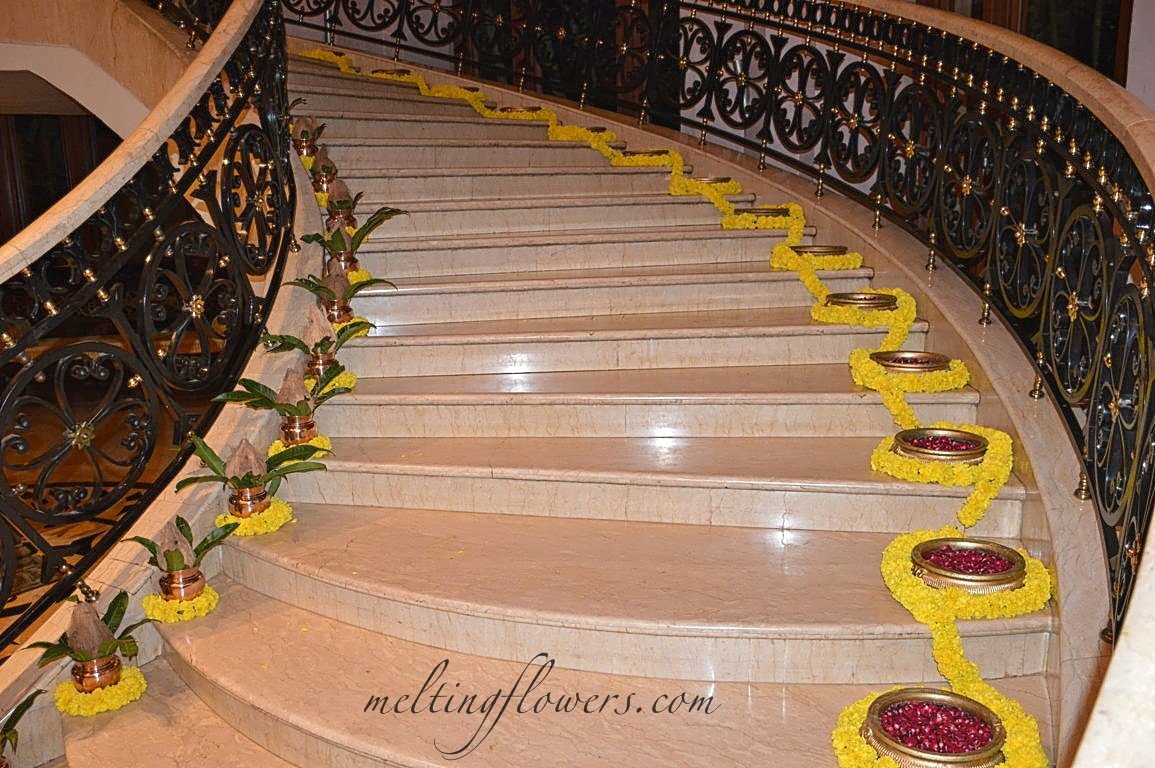 leela-palace-stairs-decor-26b